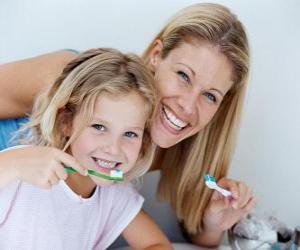 Puzzle Κορίτσι βουρτσίζετε τα δόντια της, μια ιδιαίτερα σημαντική πρακτική για την υγεία των δοντιών
